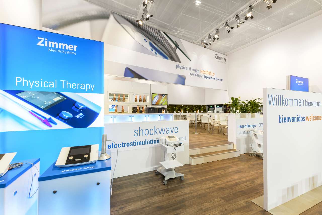 Nahaufnahme Ausstattung des Messestand von ZimmerMedizinSysteme mit Catering-Bereich.
