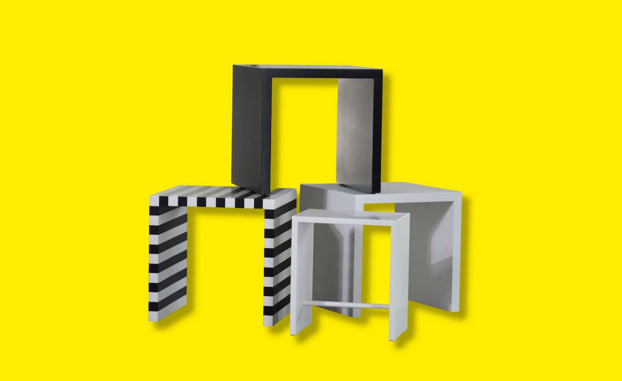 Mietmöbel Hocker oder Beistelltische in schwarz und weiß vor gelbem Hintergrund.
