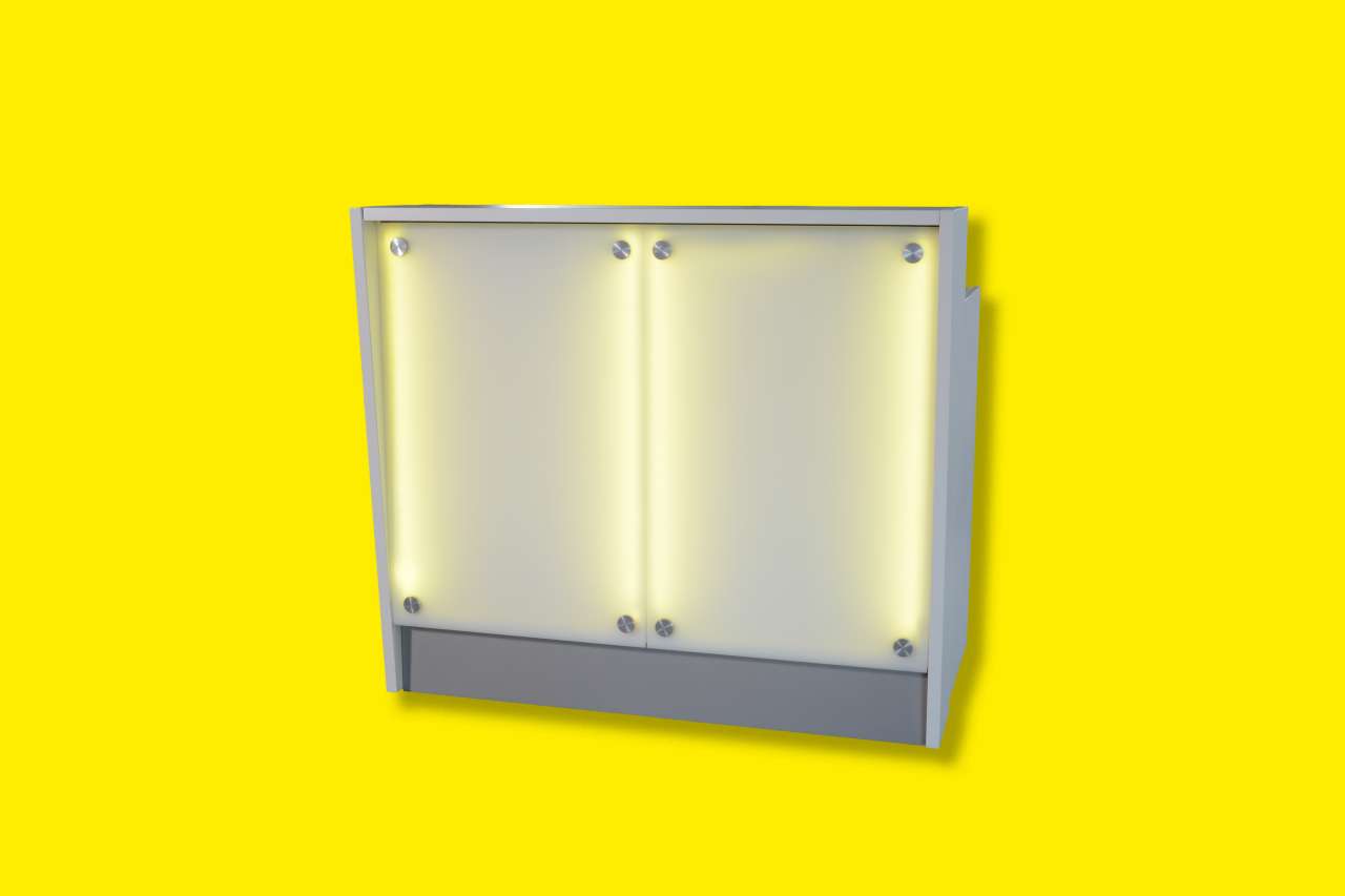 Freiraum Mietmöbel Theke weiß mit beleuchteter Glasfront vor gelbem Hintergrund.